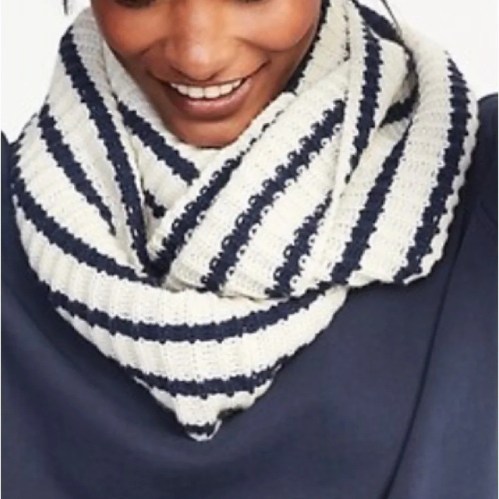 Old Navy Womens Cream Navy Blue Striped Ribbed Knit Infinity Scarf NWT One Size - Picture 2 of 6